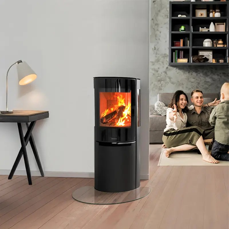Moderne sort hybrid ved- og pelletsovn med flammer i lys stue – Aduro hybridovn hos Billigpeis