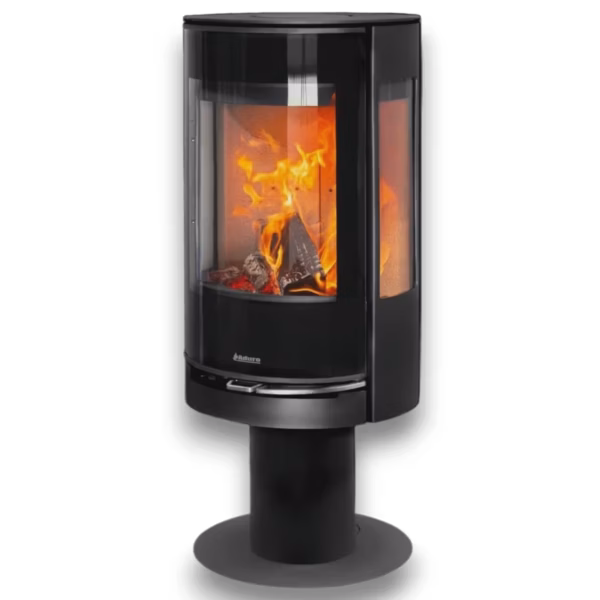 Aduro 22.3 Lux peisovn med en buet sylindrisk form, stor glassdør til brennkammeret med synlig ild, og sideglass, vist i et rent studiomiljø.