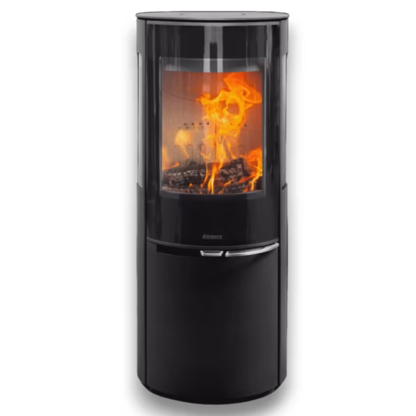 Aduro 22.5 Lux peisovn med en buet sylindrisk form, stor glassdør til brennkammeret med synlig ild, og sideglass, vist i et rent studiomiljø.