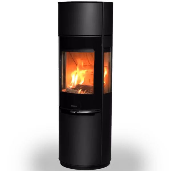 Sort Aduro 9.7 Lux peisovn med sort glassdør, varmeakkumulerende steiner og vedlager under
