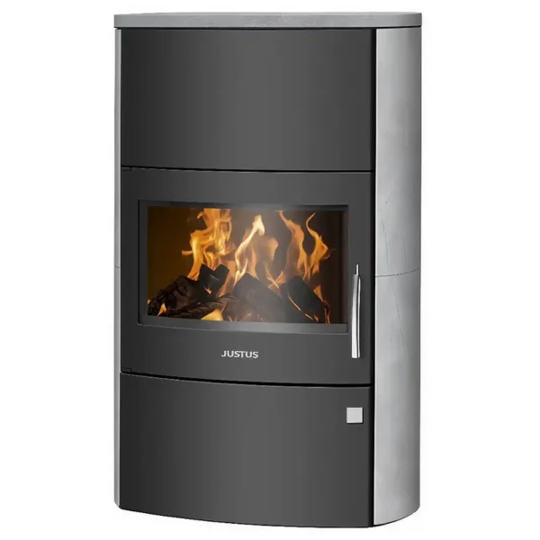 En moderne sylindrisk peisovn med en slank sort og børstet aluminiumsfinish, som har en stor glassfrontet brannkasse som viser levende oransje og gule flammer og glødende stokker inni. Justus-merkenavnet er elegant gravert på den nedre panelen.