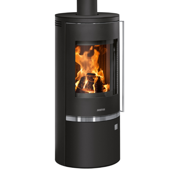 Justus Faro Top 2.0 sort stål peisovn skinner med en glødende ild og elegant design.