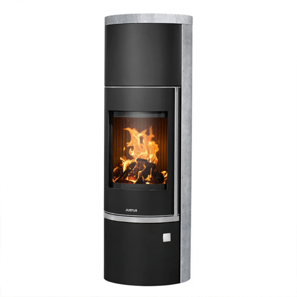 Justus Faro W+ 2.0 Kleberstein er en stilig sylindrisk peisovn med en sort stål kropp, forbedret med en beige klebersteintopp og sidepanel for overlegen varmeoppbevaring.