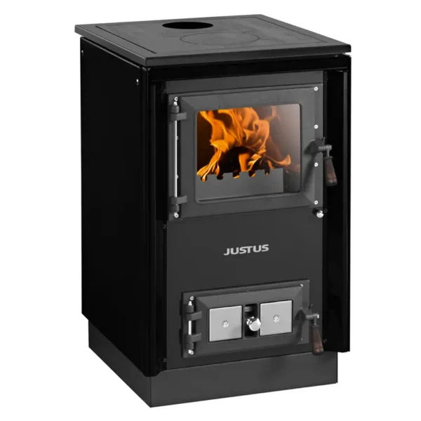 En slank Justus Rustico 50 2.0 peisovn med sort stål kropp, med en stor glassdør med livlige oransje flammer, en toppkokplate med et sentralt hull, og en sidelastet askebunn med trehåndtak.