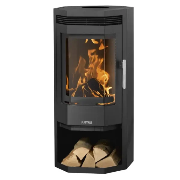 En moderne peisovn i sort stål med oktagonalt design, Justus Usedom 5 Sort Stål, med synlige flammer gjennom glassdøren, ventilasjonssoner på toppen, en støpejernshåndtak og et bunnrom som lagrer vedklør.