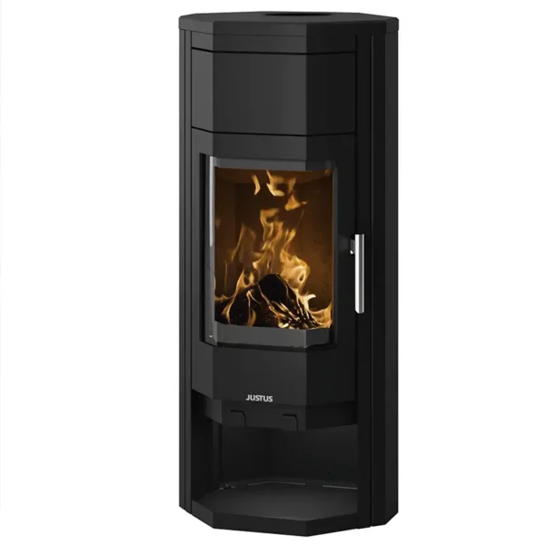 Moderne frittstående sort stålpeisovn med en stor glassdør som avslører en livlig oransje flamme, med et elegant sort design og "JUSTUS"-logoen, samt en åpen bunn for vedoppbevaring.